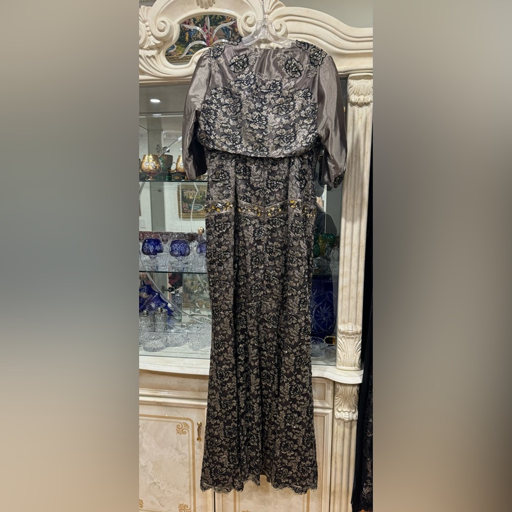 Elegant Black and Gold Lace Dress - Picture 2 of 3